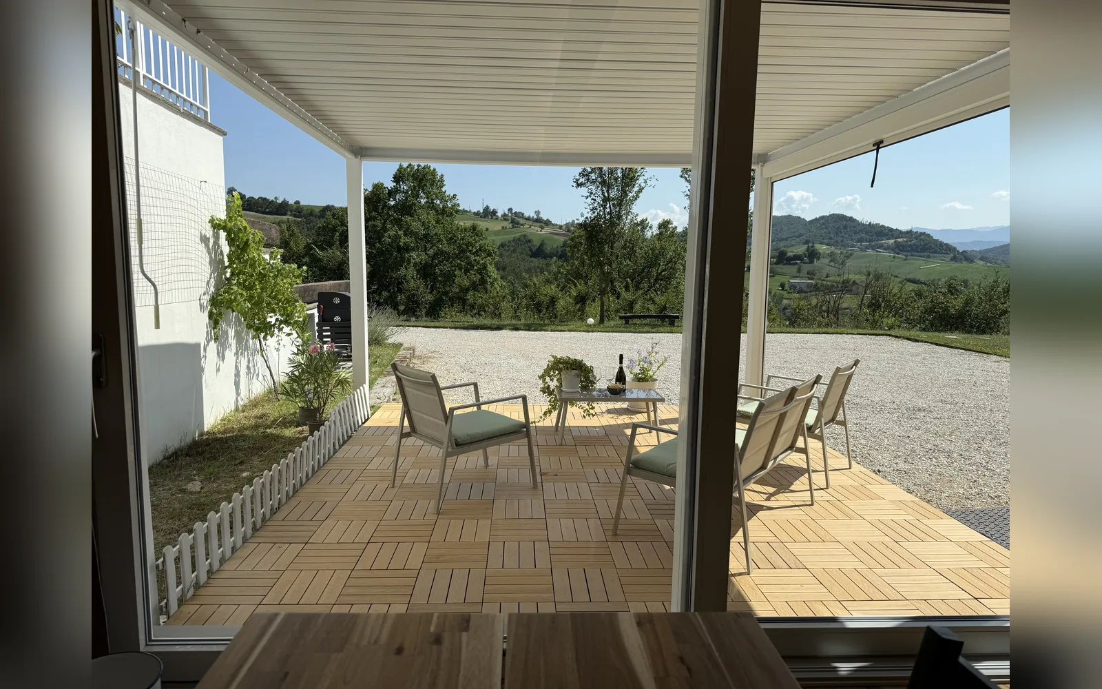 Die Terrasse des Studios, von innen durch die große Fensterfront gesehen