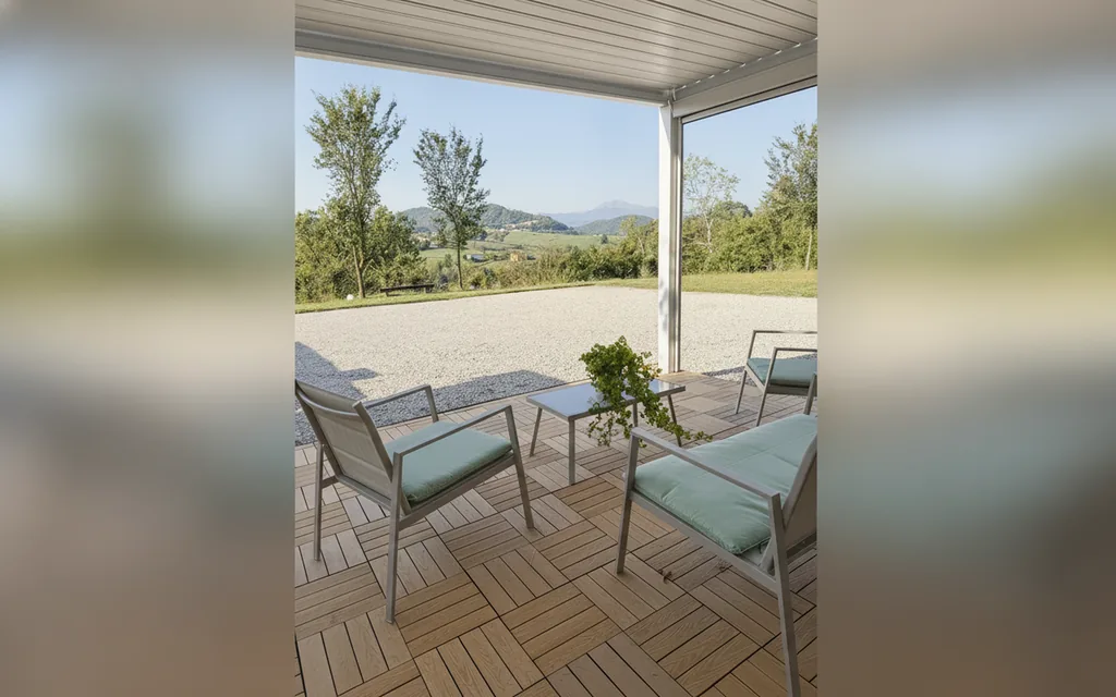 Sofas und Beistelltisch auf der Holzterrasse, mit Blick auf die Wälder