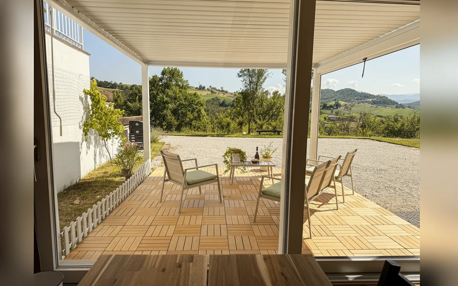Die Terrasse der Riserva del Frignano mit Blick über die Hügel des Modeneser Apennin