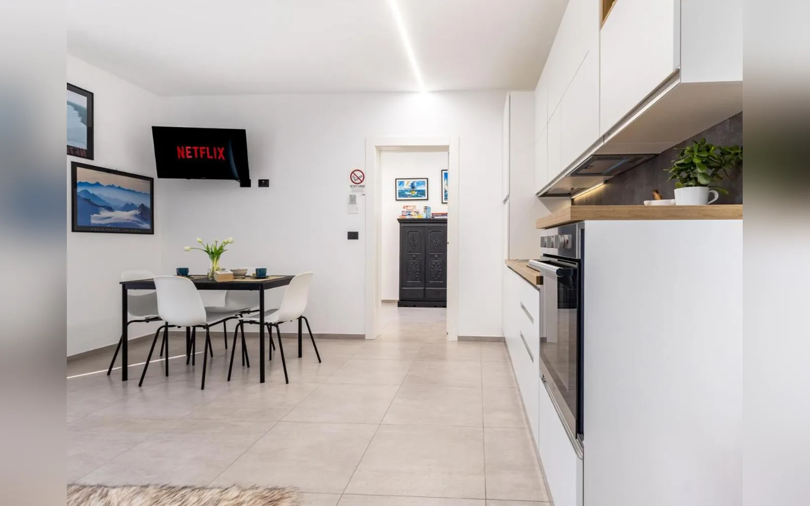 Ausgestattete Küche und Essbereich der Erdgeschosswohnung