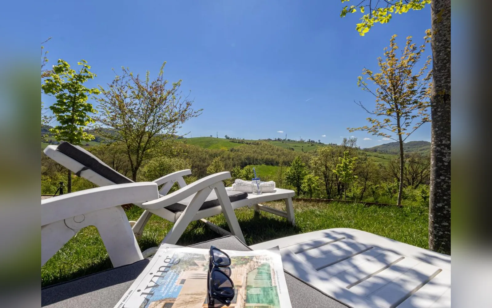 Liegen im Garten der Erdgeschosswohnung, mit Blick über die Hügel des Frignano