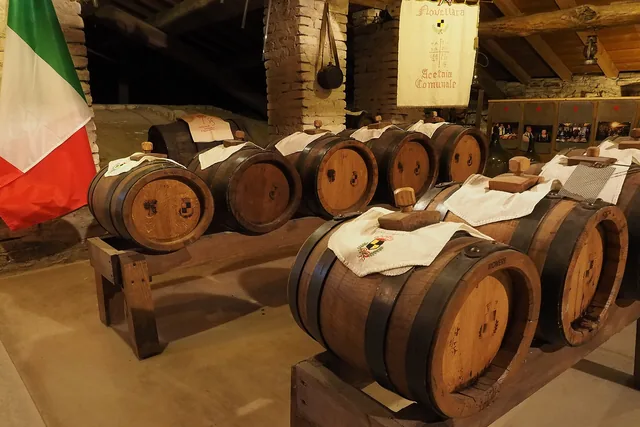 Le botti di un'acetaia per l'aceto balsamico