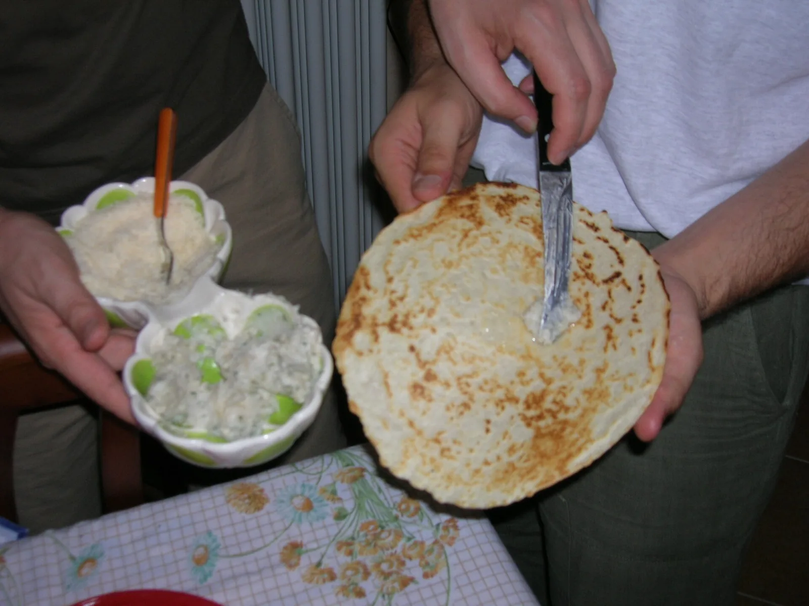 Un borlengo condito con lardo e rosmarino