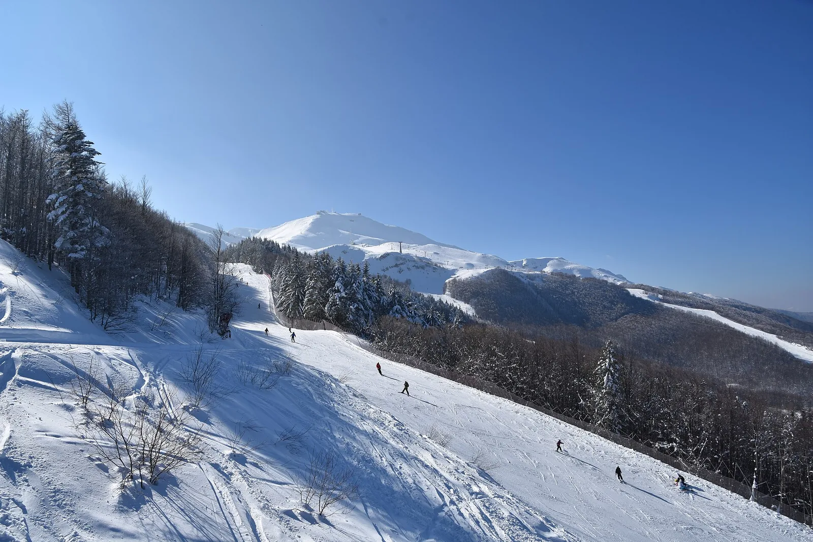 Una pista da sci innevata del comprensorio del Cimone