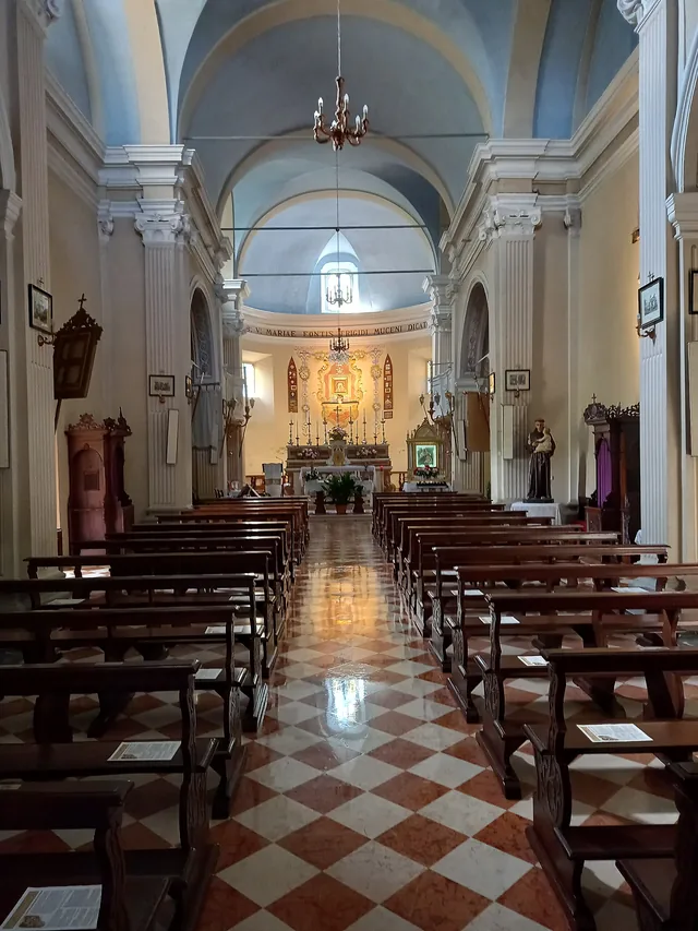 Interno della chiesa di Miceno, la frazione di Pavullo dove si trova la struttura