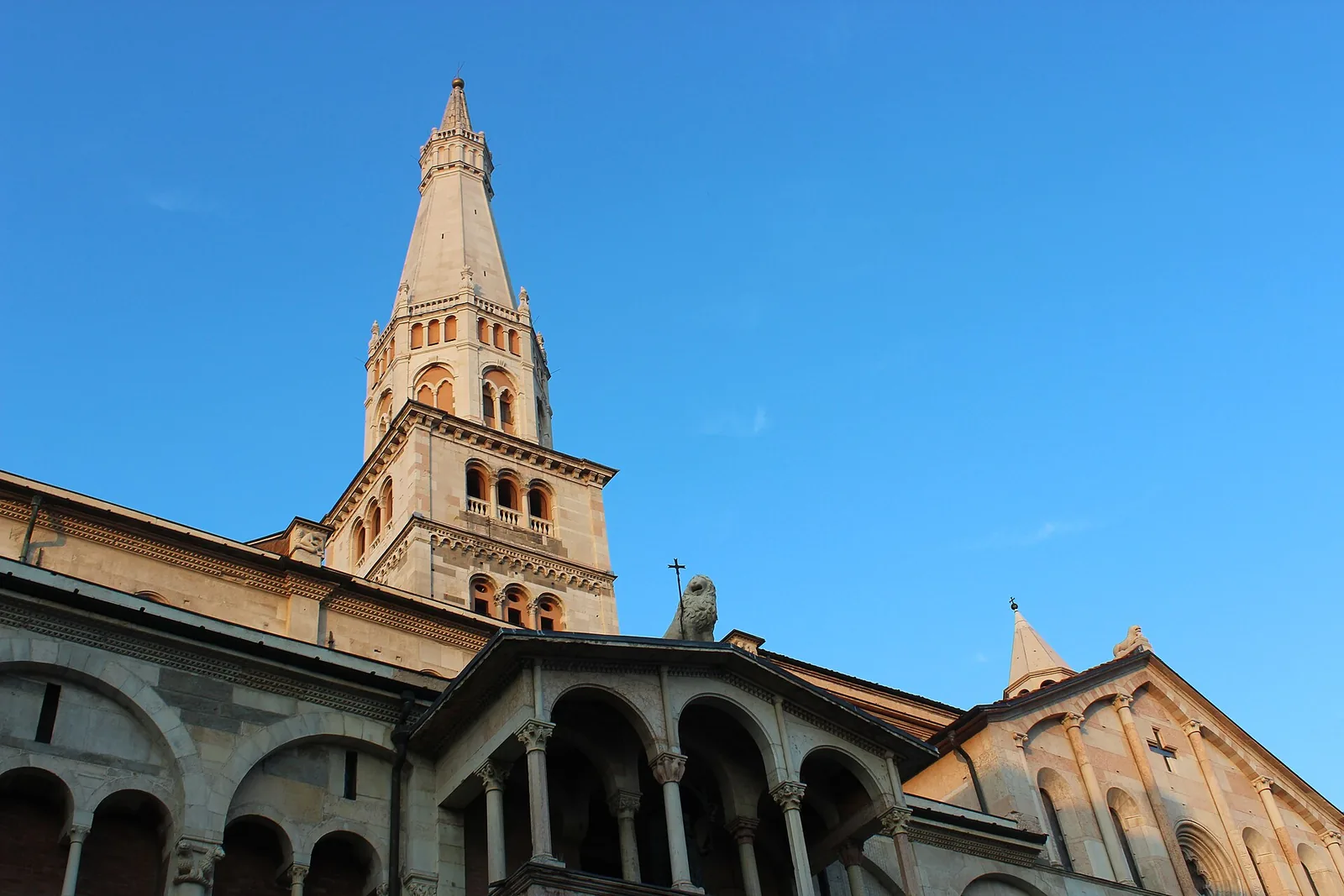 La torre Ghirlandina vista da Piazza Grande a Modena