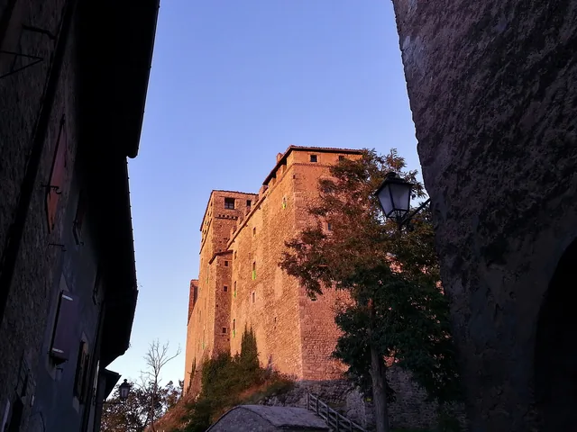 Il castello di Montecuccolo al tramonto, sopra Pavullo nel Frignano