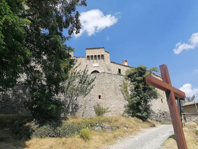 Le mura e la torre del castello di Montecuccolo