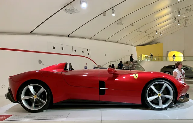 Una Ferrari esposta al Museo Enzo Ferrari di Modena