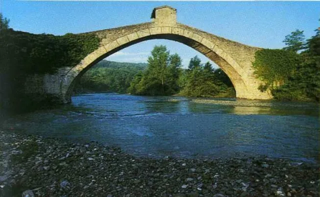 Il ponte di Olina, arcata in pietra del 1522 sul torrente Scoltenna