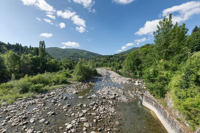 Le acque limpide del torrente Scoltenna tra i massi
