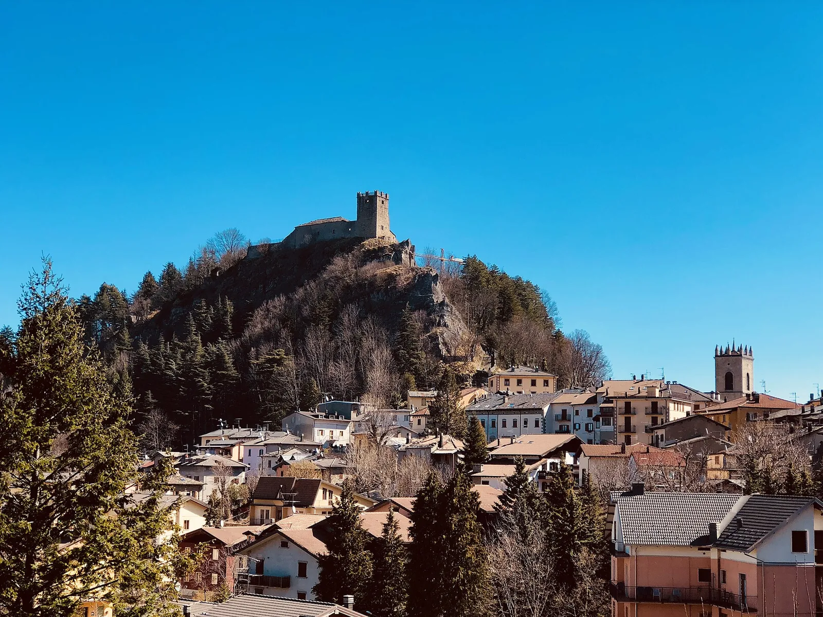 Das Dorf Sestola unter seiner Festung