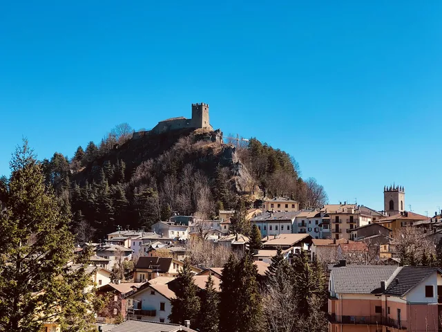Il paese di Sestola dominato dalla sua rocca
